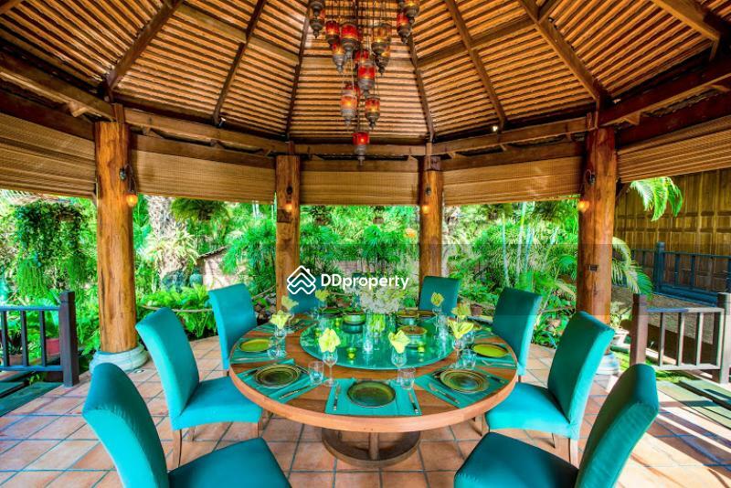 Sala with round dining table