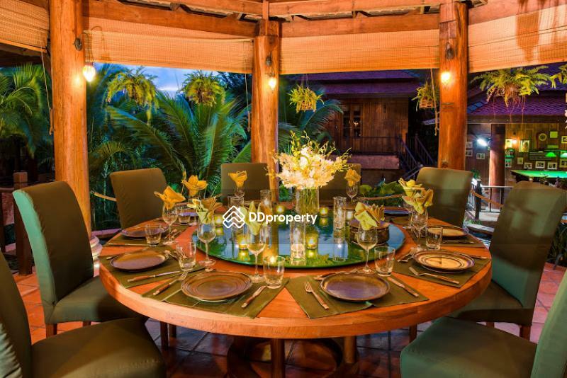 Sala with round dining table