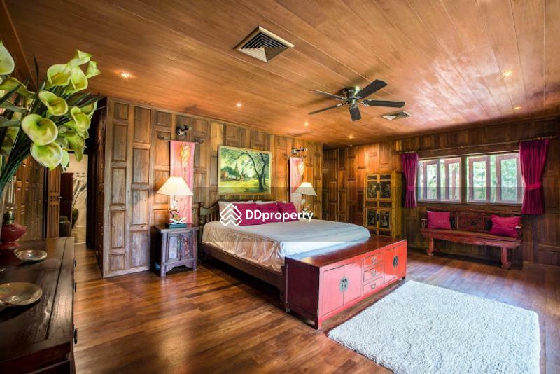 Spacious tastefully furnished master bedroom