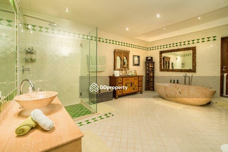 Huge en-suite master bathroom