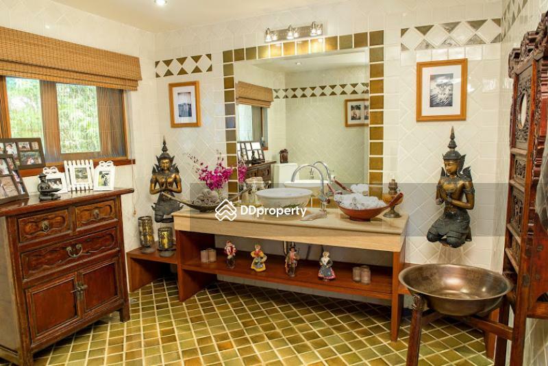 En-suite bathroom #2