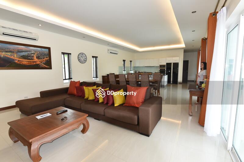 Spacious living/dining room