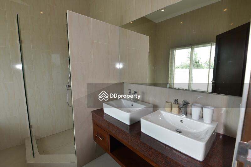 Ensuite master bathroom