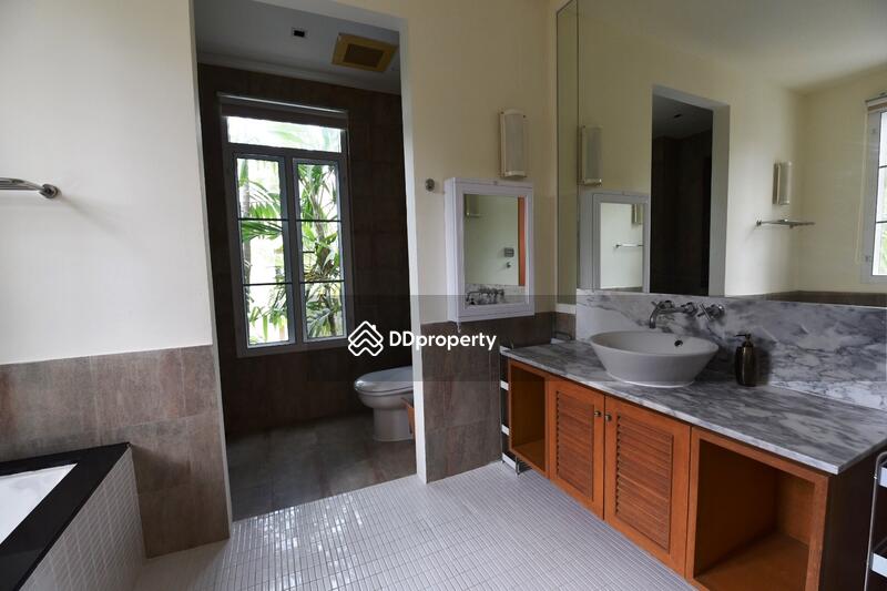 Ensuite master bathroom