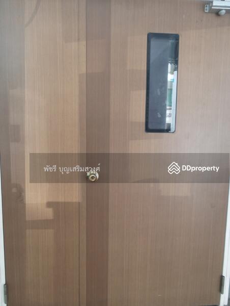 ประตูทางขึ้นอาคาร
