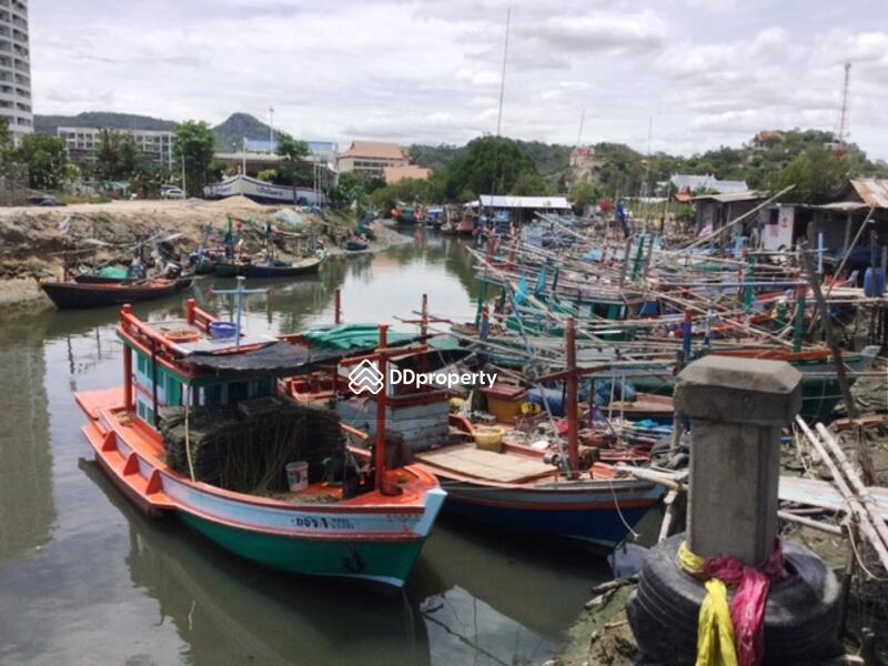 Fisherman’s Village nearby