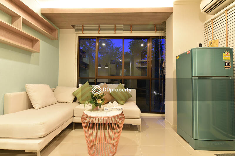 Spacious living/dining room