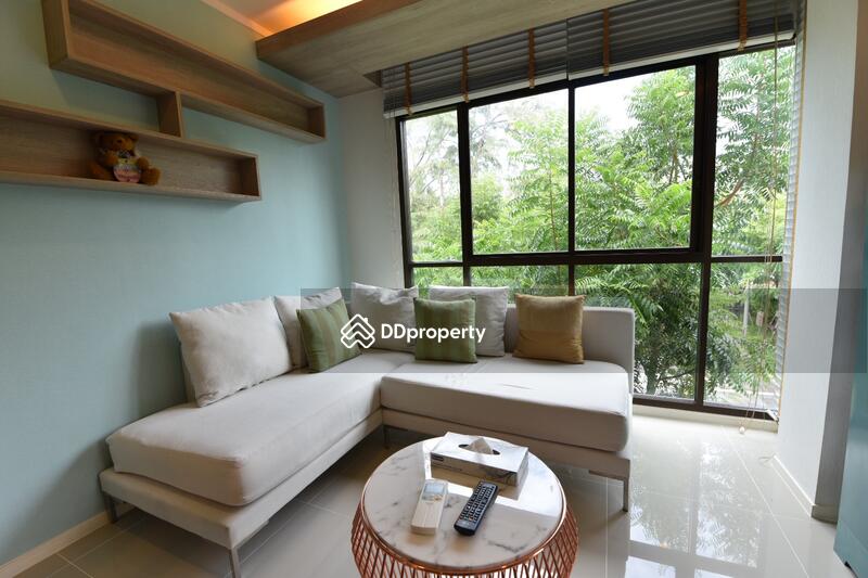 Spacious living/dining room