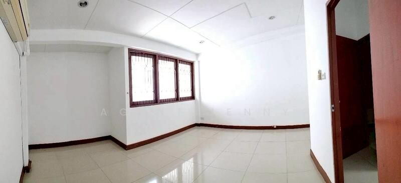 For Rent - ให้เช่าทาวน์เฮ้าส์ 3 ชั้น ตรงข้ามซอยทองหล่อ 25 (SPSJN198), Bangkok