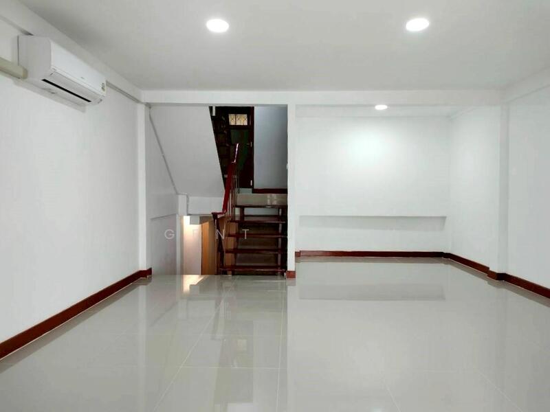 For Rent - ให้เช่าทาวน์เฮ้าส์ 3 ชั้น ตรงข้ามซอยทองหล่อ 25 (SPSJN198), Bangkok