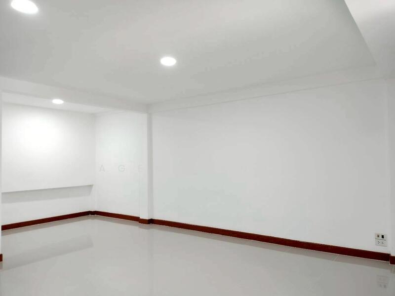 For Rent - ให้เช่าทาวน์เฮ้าส์ 3 ชั้น ตรงข้ามซอยทองหล่อ 25 (SPSJN198), Bangkok