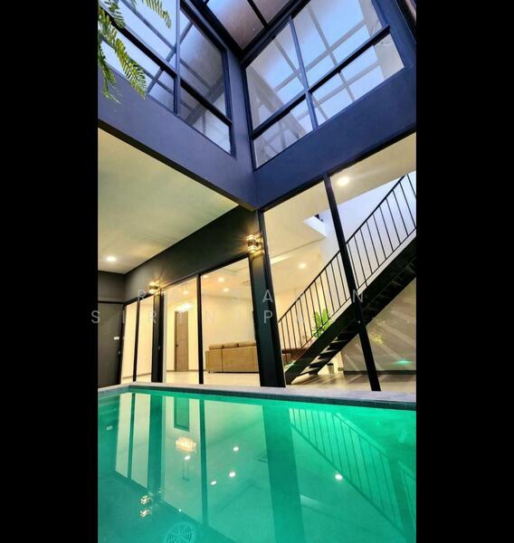 สระว่ายน้ำ