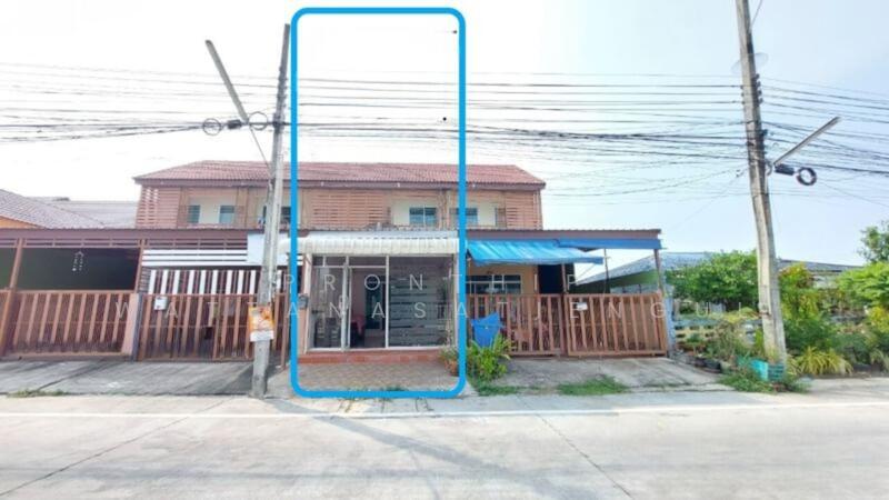 ขาย - ขายด่วน ทาวน์เฮ้าส์ ทำเลค้าขาย ติด ถนนทางเข้าหมู่บ้านธารดารา, ชลบุรี