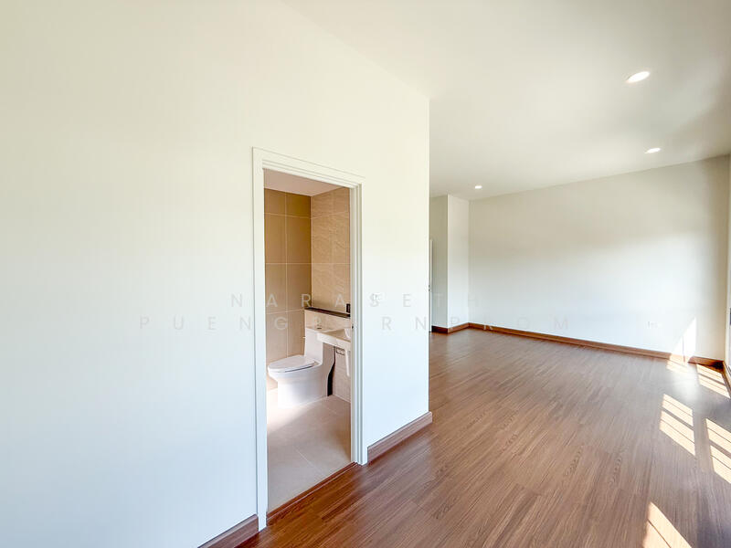 แกรนด์ บริทาเนีย กรุงเทพกรีฑา – สุวรรณภูมิ​, Bangkok, ร่มเกล้า, Khlong Sam Prawet, Lat Krabang, Bangkok, 4 Bedrooms, 300 sqm, Single Detached House For Sale, by Naraseth Puengpornprom, 500008987 - DDproperty.com