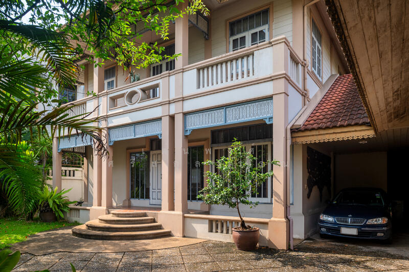 ขาย - ที่ดิน 246 ตร.วา พร้อมบ้านสไตล์โคโลเนียล ใจกลางบางนา ใกล้Mall, กรุงเทพ