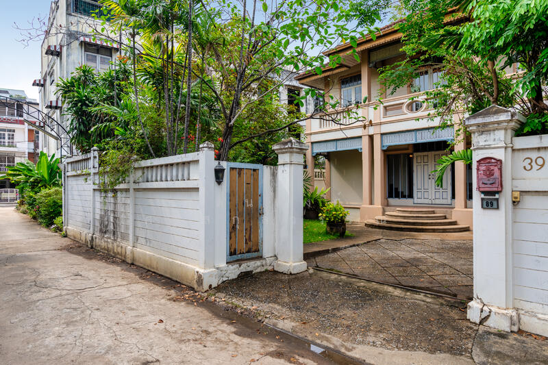 ขาย - ที่ดิน 246 ตร.วา พร้อมบ้านสไตล์โคโลเนียล ใจกลางบางนา ใกล้Mall, กรุงเทพ