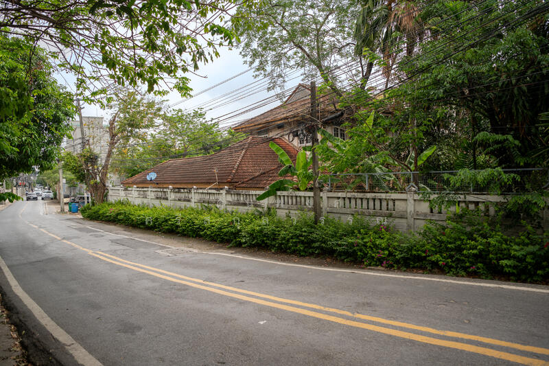 ขาย - ที่ดิน 246 ตร.วา พร้อมบ้านสไตล์โคโลเนียล ใจกลางบางนา ใกล้Mall, กรุงเทพ