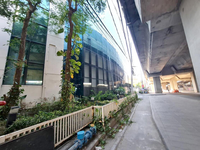 ขาย - อาคารสำนักงาน สะพานพระราม 7 ภายในอาคารมีที่จอดรถอลังการ เปิดกิจการต่อได้เลย, กรุงเทพ