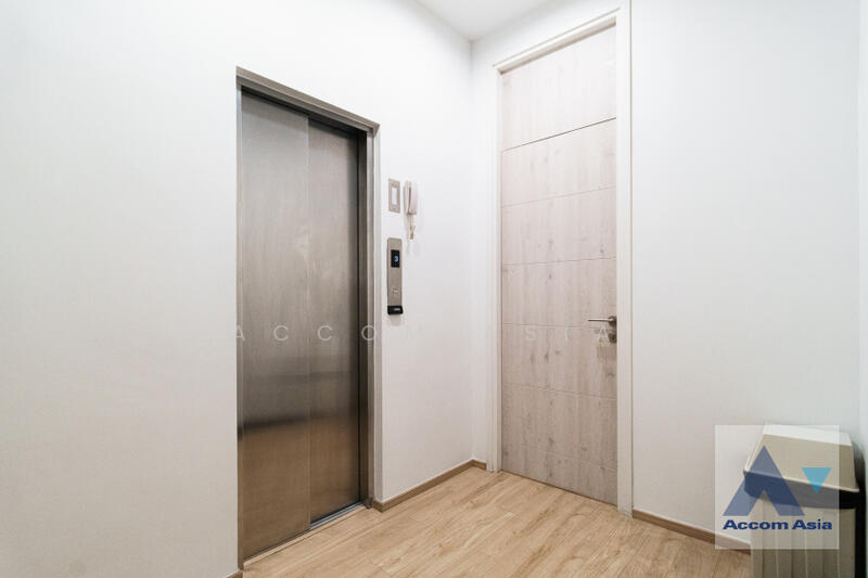 ให้เช่า - Pet friendly 4 Bedrooms Townhouse for Sale and Rent in Sukhumvit, Bangkok near BTS Bang Chak at Lux, กรุงเทพ