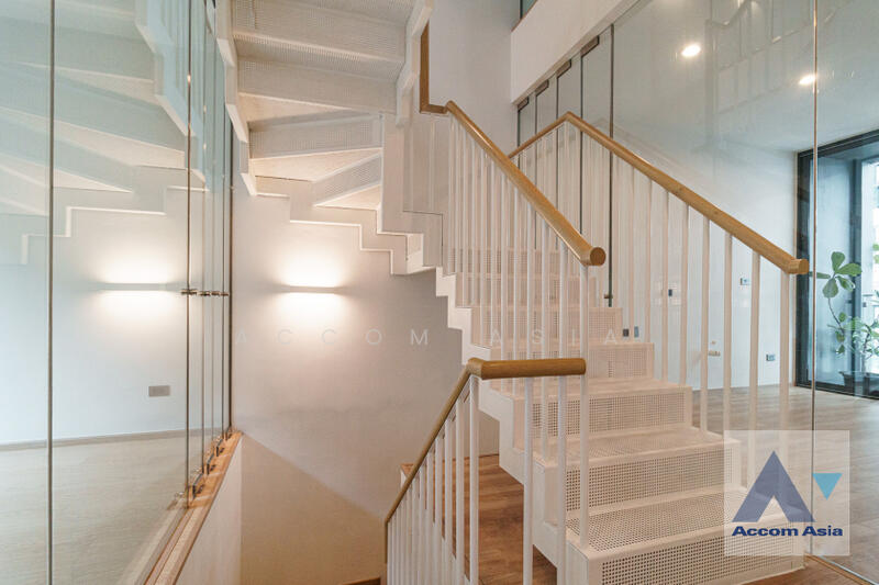 ให้เช่า - Pet friendly 4 Bedrooms Townhouse for Sale and Rent in Sukhumvit, Bangkok near BTS Bang Chak at Lux, กรุงเทพ