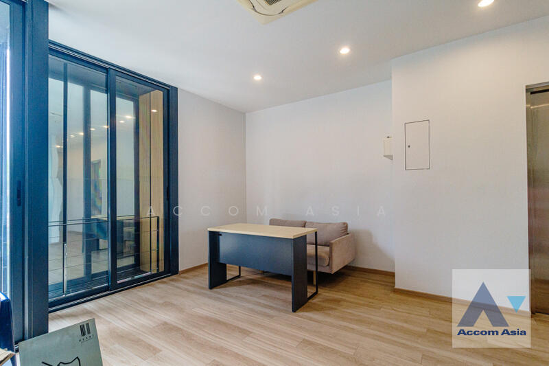 ให้เช่า - Pet friendly 4 Bedrooms Townhouse for Sale and Rent in Sukhumvit, Bangkok near BTS Bang Chak at Lux, กรุงเทพ