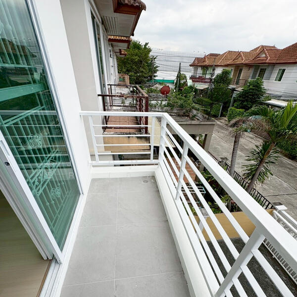 ขาย - Paravee Petchkasem 63 : บ้านปารวีร์ เพชรเกษม 63, กรุงเทพ