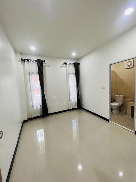 Master bedroom พร้อมห้องเสื้อผ้า