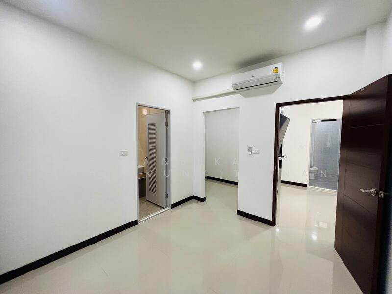 Master bedroom พร้อมห้องเสื้อผ้า