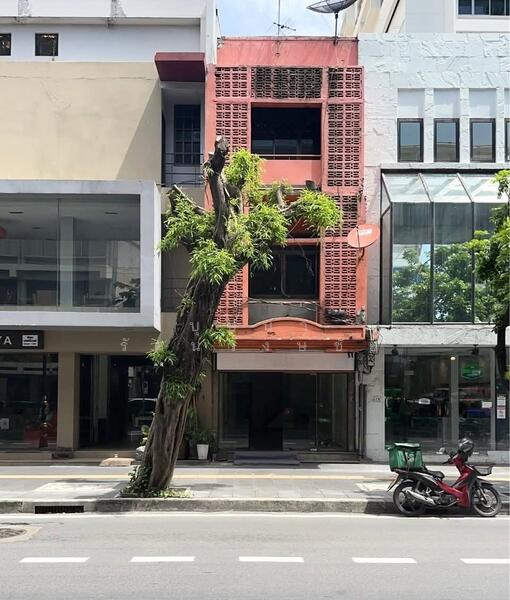 For Rent - ทำเลติดถนนใหญ่สุขุมวิท ใกล้เอ็มควอเทียร์ ให้เช่าตึก 3 ชั้น ทำเลดี พร้อมอยู่, Bangkok