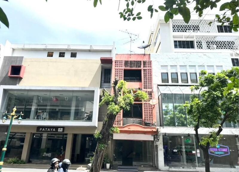 For Rent - ทำเลติดถนนใหญ่สุขุมวิท ใกล้เอ็มควอเทียร์ ให้เช่าตึก 3 ชั้น ทำเลดี พร้อมอยู่, Bangkok