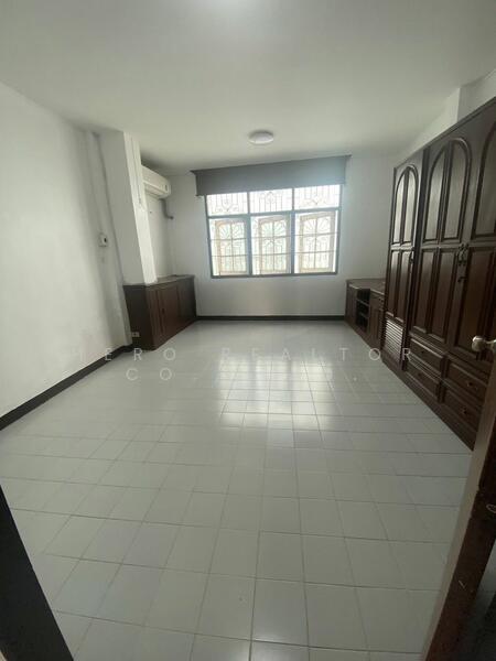 ให้เช่า - For Rent Bangkok Townhouse Pracha Rat Bamphen Huai Khwang MRT Huai Khwang BRE26081, กรุงเทพ