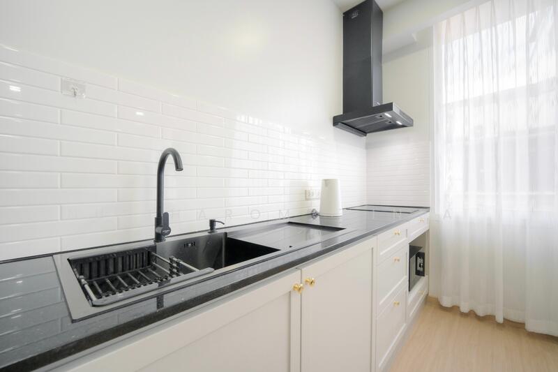 ขาย - 4-Br Townhouse near BTS Saint Louis (1585602), กรุงเทพ