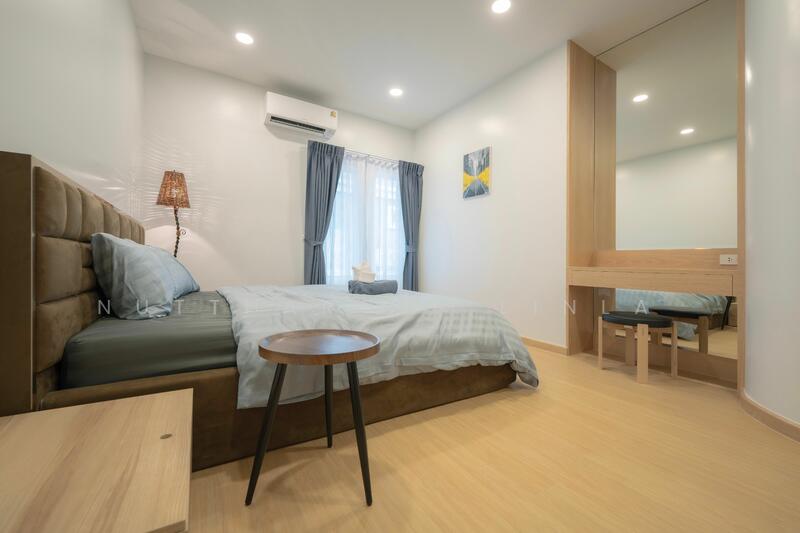 ขาย - 4-Br Townhouse near BTS Saint Louis (1585602), กรุงเทพ