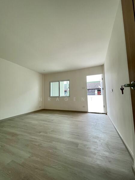 ขาย - ทาวน์เฮาส์ รีโนเวทใหม่ทั้งหลัง ซอยอุดมสุข 47, กรุงเทพ