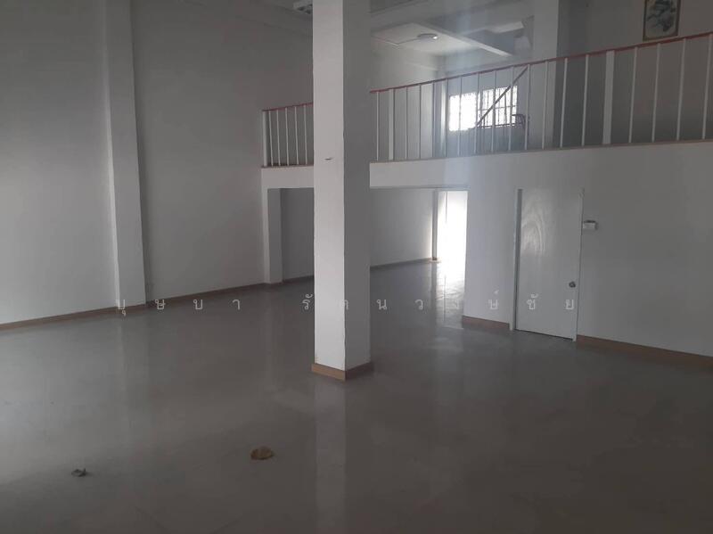 For Rent - ทำเลติดถนนใหญ่สี่พระยา จดบริษัทได้ ให้เช่าอาคารพาณิชย์ 2 คูหา ตีทะลุกัน 4.5 ชั้น รีโนเวทใหม่, Bangkok