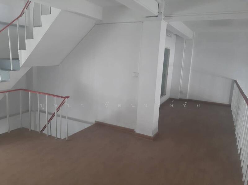 For Rent - ทำเลติดถนนใหญ่สี่พระยา จดบริษัทได้ ให้เช่าอาคารพาณิชย์ 2 คูหา ตีทะลุกัน 4.5 ชั้น รีโนเวทใหม่, Bangkok