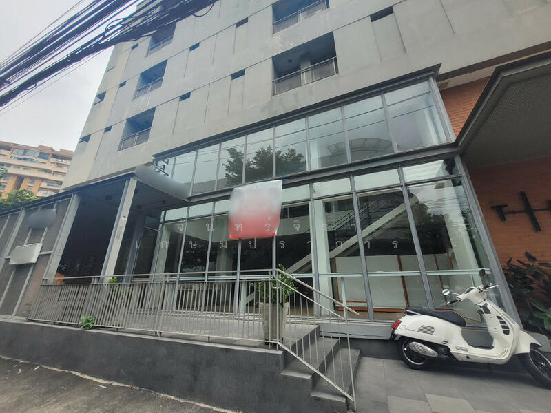 ให้เช่า - พื้นที่เชิงพาณิชย์ 2 ชั้น (Duplex) ใจกลางเอกมัย 265 ตร.ม., กรุงเทพ