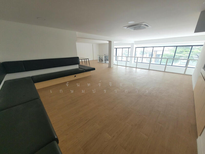 ให้เช่า - พื้นที่เชิงพาณิชย์ 2 ชั้น (Duplex) ใจกลางเอกมัย 265 ตร.ม., กรุงเทพ