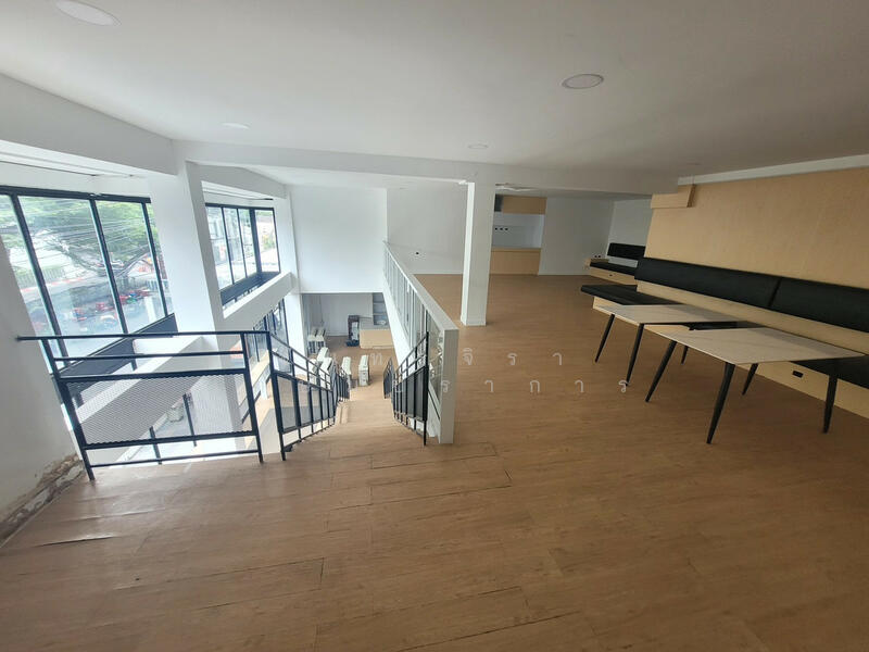 ให้เช่า - พื้นที่เชิงพาณิชย์ 2 ชั้น (Duplex) ใจกลางเอกมัย 265 ตร.ม., กรุงเทพ