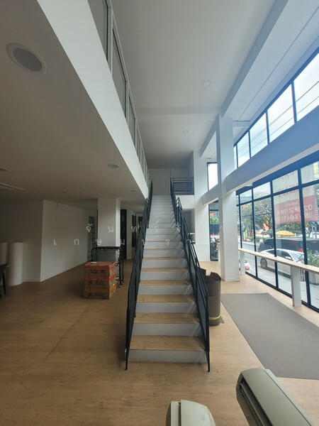 ให้เช่า - พื้นที่เชิงพาณิชย์ 2 ชั้น (Duplex) ใจกลางเอกมัย 265 ตร.ม., กรุงเทพ