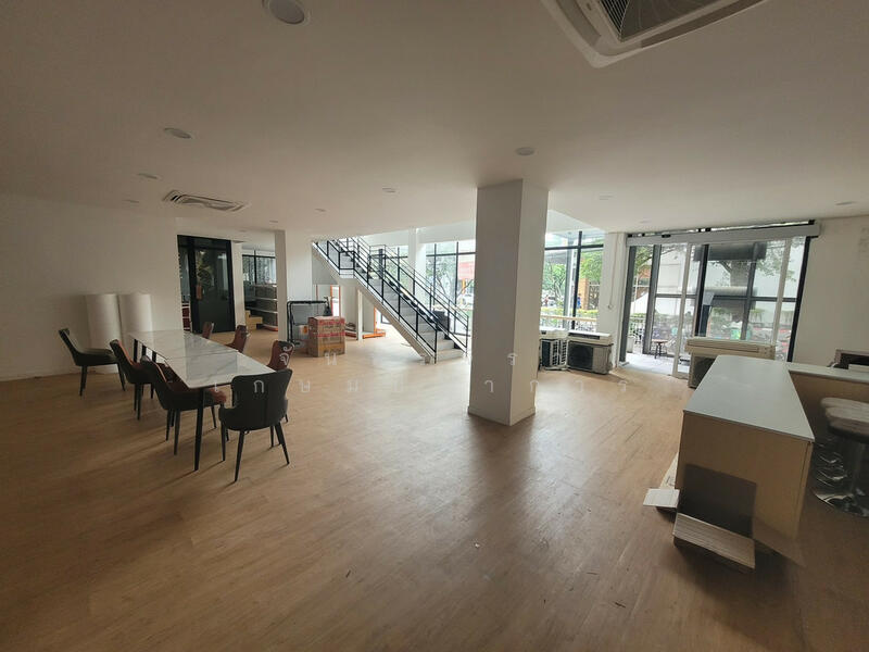 ให้เช่า - พื้นที่เชิงพาณิชย์ 2 ชั้น (Duplex) ใจกลางเอกมัย 265 ตร.ม., กรุงเทพ