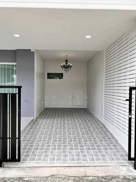 ขาย - Two-Story Townhouse3 Bedrooms for Sale in Laem Chabang, ชลบุรี