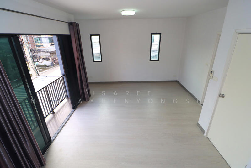 ทาวน์โฮม ลาดพร้าว, ทาวน์โฮม วังทองหลาง