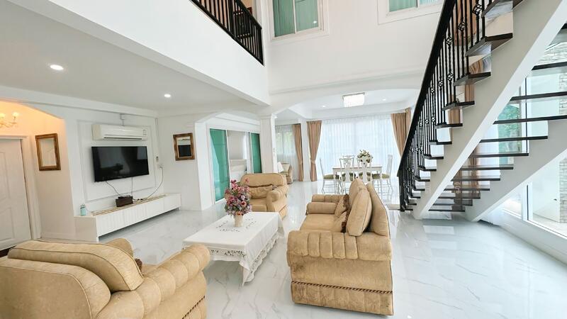 โถงชั้น 1 เห็นวิวสระ