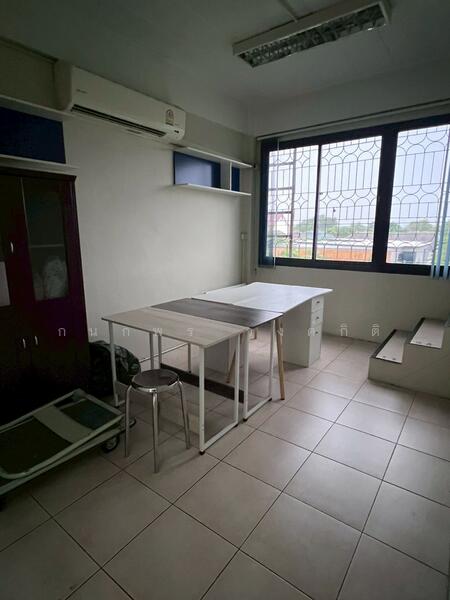 ห้องชั้น 4 (กั้นห้อง)  ทางขึ้น ชั้น 5