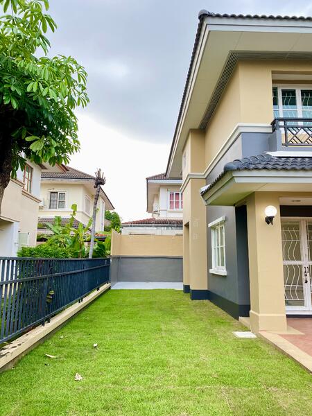 สนามหญ้าใหม่