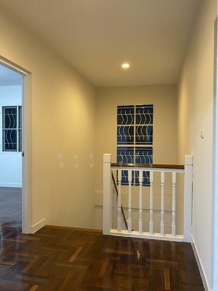 โถงบรรไดชั้น 2 ติดวอลเปเปอร์ใหม่หมด