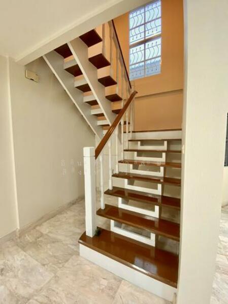 โถงบรรไดขึ้นชั้น 2 ติดวอลเปเปอร์ใหม่หมด