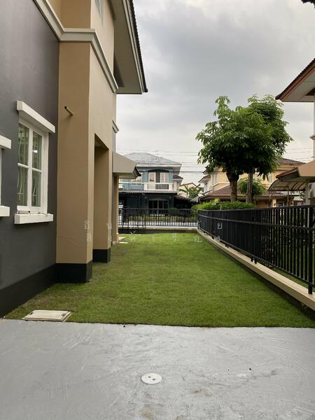 ุมุมข้างบ้าน