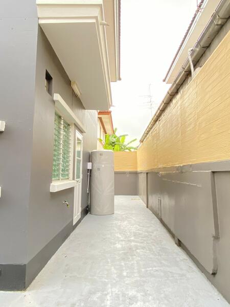 บริเวณหลังบ้านเทปูใหม่หมด+กำแพงสูง